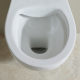 Pack WC suspendu bâti universel avec cuvette suspendue sans bride semi-carénée