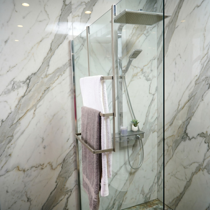 Porte-serviette à suspendre à une paroi de douche en aluminium gris  - Dim. : 40 x 70 x 11 cm